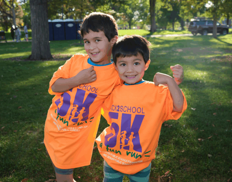 Two students smile for the camera.